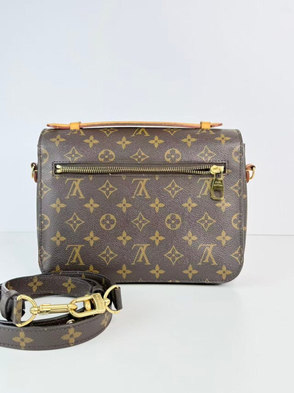 Louis Vuitton Pochette Metis - Picture 3 of 13